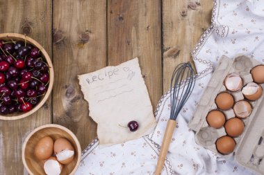 kiraz ve yumurta pasta, lezzetli ev yapımı kekler yaz meyveleri ile yemek için. Kopya alanı