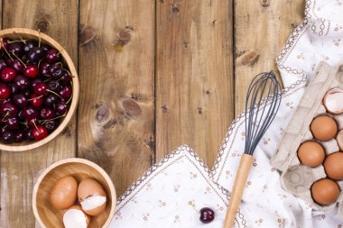 kiraz ve yumurta pasta, lezzetli ev yapımı kekler yaz meyveleri ile yemek için. Kopya alanı