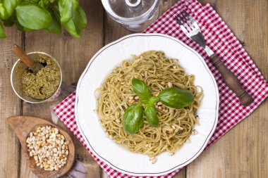 Pesto sos ve taze fesleğen ile İtalyan makarna. Bir lezzetli ev yapımı akşam yemeği. Fotoğraf bir rustik tarzda. Üstten görünüm.
