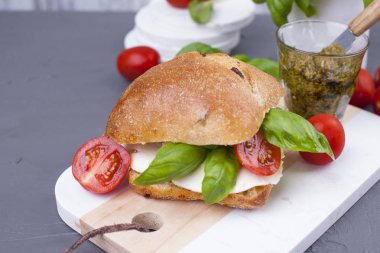 Öğle yemeği için taze ekmek ve pesto soslu salata caprese. Kahvaltı için bir sandviç. Kopya alanı