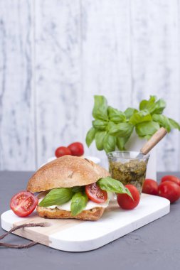 Öğle yemeği için taze ekmek ve pesto soslu salata caprese. fesleğen ve mazarella ile bir kahvaltı sandviç. Kopya alanı