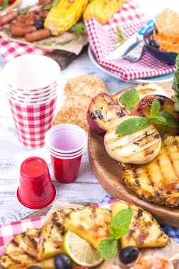 Piknik ızgara gıda ile. Farklı sebze ve meyve ızgara ve deniz ürünleri, karides. Lezzetli yaz öğle yemeği. Üstten görünüm. Kopya alanı