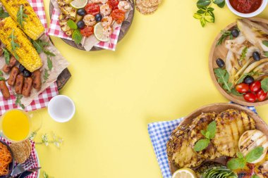 Piknik ızgara gıda ile. Farklı sebze ve meyve ızgara ve deniz ürünleri, karides. Lezzetli yaz öğle yemeği. Üstten görünüm. Kopya alanı