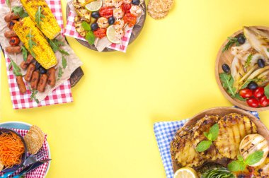 Piknik ızgara gıda ile. Farklı sebze ve meyve ızgara ve deniz ürünleri, karides. Lezzetli yaz öğle yemeği. Üstten görünüm. Kopya alanı.