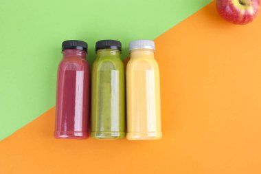 farklı suyu şişelerde. Sen sağlıklı bir yemekle. Detoks içecekler taze. Üstten görünüm.