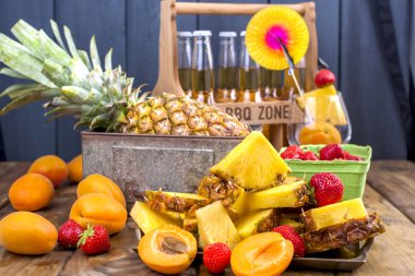 olgunlaşmış tropikal meyve suyu ve kokteyl bir partide. Bir kutu bira ve bir ahşap arka plan. Vintage Fotoğraf. Kopya alanı