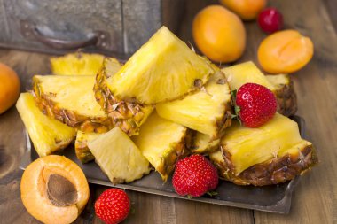 olgunlaşmış tropikal meyve suyu ve kokteyl bir partide. Bir kutu bira ve bir ahşap arka plan. Vintage Fotoğraf. Kopya alanı