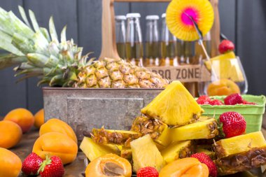 olgunlaşmış tropikal meyve suyu ve kokteyl bir partide. Bir kutu bira ve bir ahşap arka plan. Vintage Fotoğraf. Kopya alanı