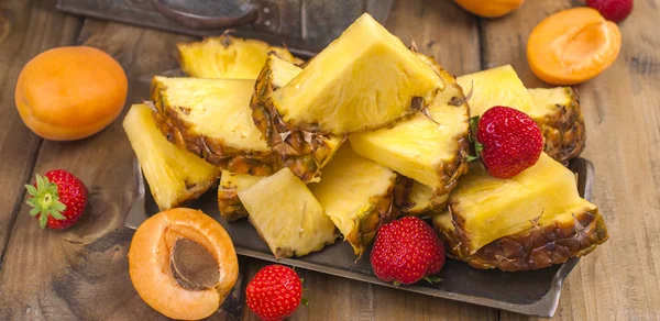 olgunlaşmış tropikal meyve suyu ve kokteyl party.wooden arka plan için. Vintage Fotoğraf. Uzay kopyalayın. Afiş