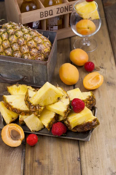 olgunlaşmış tropikal meyve suyu ve kokteyl bir partide. Bir kutu bira ve bir ahşap arka plan. Vintage Fotoğraf. Kopya alanı