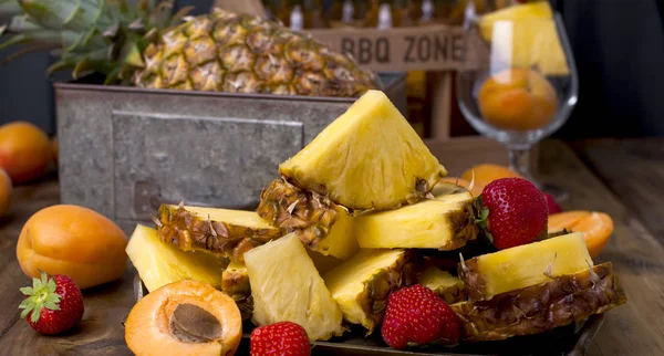 olgunlaşmış tropikal meyve suyu ve kokteyl bir partide. Bir kutu bira ve bir ahşap arka plan. Vintage Fotoğraf. Kopya alanı