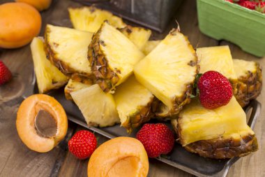 Meyve ahşap arka plan, vintage fotoğraf üzerinde. Üstten görünüm.