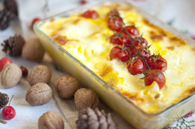 güveç domates ve peynirle lezzetli bir öğle yemeği için. üstten görünüm