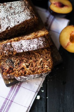 Erik ve tahıllar, lezzetli sonbahar hamur işleri ile bir pasta.