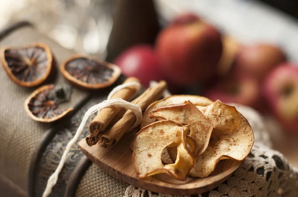 Home made crisps from an apple with cinnamon. Autumn sweets. — Stock Photo, Image