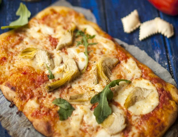 Heerlijk huisgemaakt gebak, Italiaanse pizza met kaas en perenbomen, bovenaanzicht. — Stockfoto