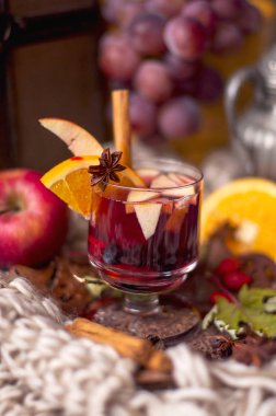 Meyve ve narenciye, lezzetli kış içki ile mulled şarap.