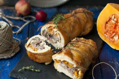 Pişmiş kabak ile rulo. Lezzetli sağlıklı öğle yemeği sonbahar.