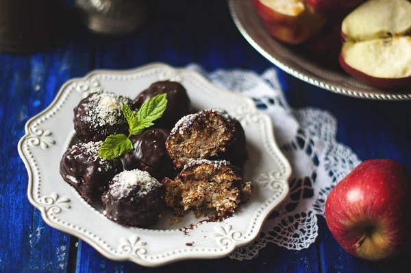 Çikolata truffles elma ve tarçın ile. El yapımı ev yapımı tatlı tatlı.