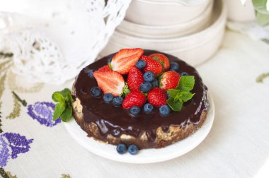 Kek taze çilek ve krema eski ahşap zemin üzerinde. Seçici odak