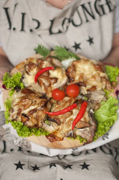 Baked chicken on a large platter. in the hands of food. useful dinner. healthy eating. — Stock Photo, Image