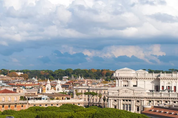 Vista sul Vaticano, autunno a Roma. Città vecchia. strade della città — Foto Stock