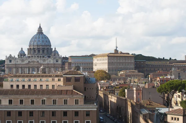 Vista sul Vaticano, autunno a Roma. Città vecchia. strade della città — Foto Stock