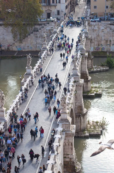 Vista sul Vaticano, autunno a Roma. Città vecchia. strade della città — Foto Stock