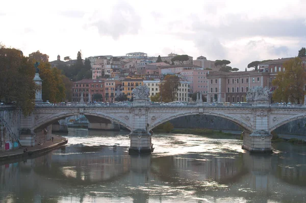 Ponte a Roma. tramonto sul fiume. architettura — Foto Stock