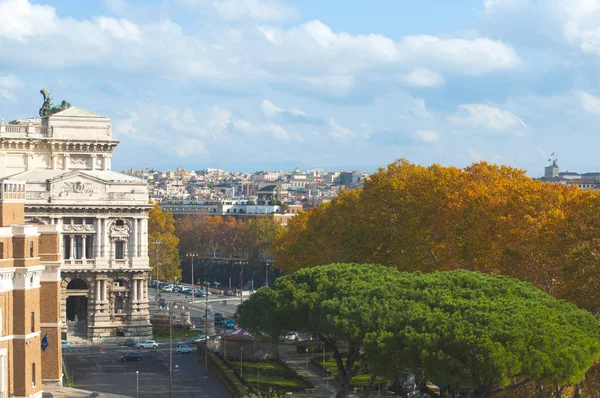 Autunno a Roma. Città vecchia. strade della città, autunno dorato — Foto Stock