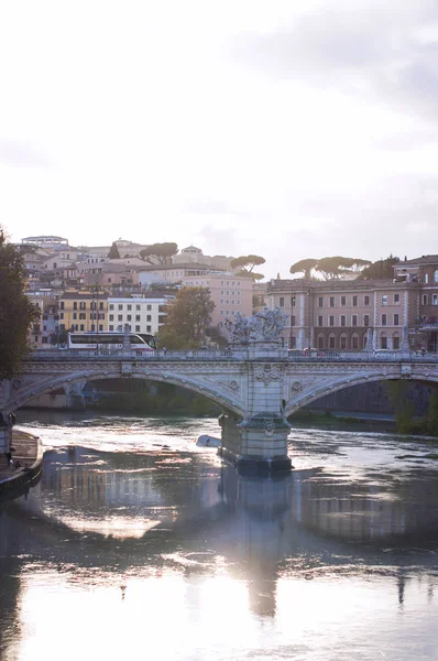 Ponte a Roma. tramonto sul fiume. architettura . — Foto Stock