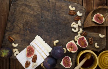 Kahvaltı. incir ve ballı çörek. Brie peyniri ve fındık. Ahşap tahta. Antika arka plan. kahverengi fotoğraf. ailece kahvaltı. Ev yapımı ekmek,