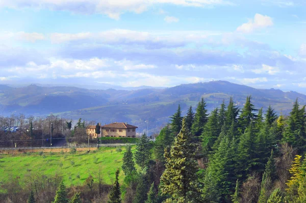 Bella natura in montagna, cielo blu e alberi . — Foto Stock