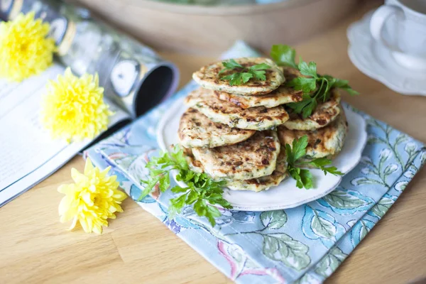 Frittelle per colazione. vista dalla finestra. vaso con fiori gialli — Foto Stock