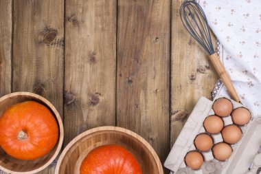 Ahşap bardak ahşap arka plan ve yumurta kabaklar. Metin için özgür yer. Üstten görünüm.