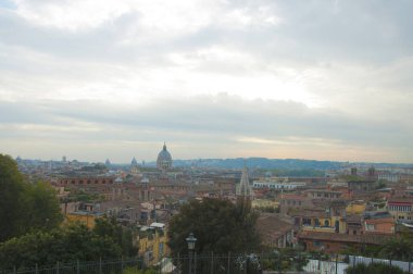 Eski şehir ve mavi gökyüzü. Avrupa üzerinden seyahat. İtalya üstten görünüm.