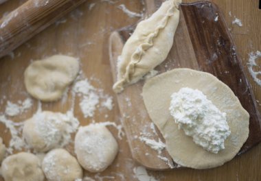 Peynirli börek yemek. Homemade Pişirme. Üstten görünüm.