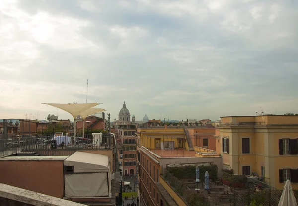 Città vecchia e cielo blu. Viaggia attraverso l'Europa. Italia vista dall'alto . — Foto Stock