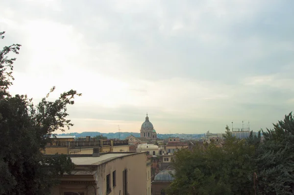 Città vecchia e cielo blu. Viaggia attraverso l'Europa. Italia vista dall'alto . — Foto Stock