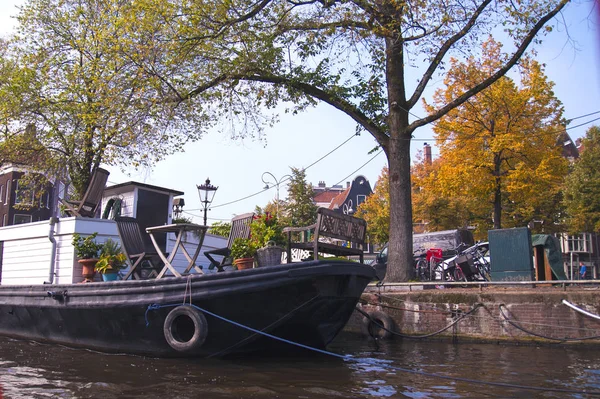 Kanałem w Amsterdamie. Błękitne niebo i łodzi. w mieście. Ilość wolnego miejsca dla tekstu. — Zdjęcie stockowe