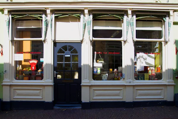 Showcase van een oude winkel in Nederland. — Stockfoto