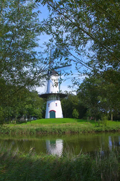 Windmolen aan de rivier in de Nederland en blauwe hemel. Reizen door Europa. — Stockfoto