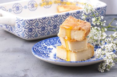 Peynir ve bal, gri bir arka plan ve çiçekler, ile güveç boş alan metin için.