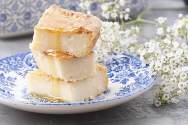 Peynir ve bal, gri bir arka plan ve çiçekler, ile güveç boş alan metin için