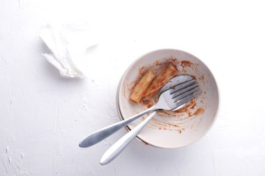 kirli tabak, çatal ve kaşık. Gıda dilimleri ile mutfak eşyaları. Metin için boş alan.