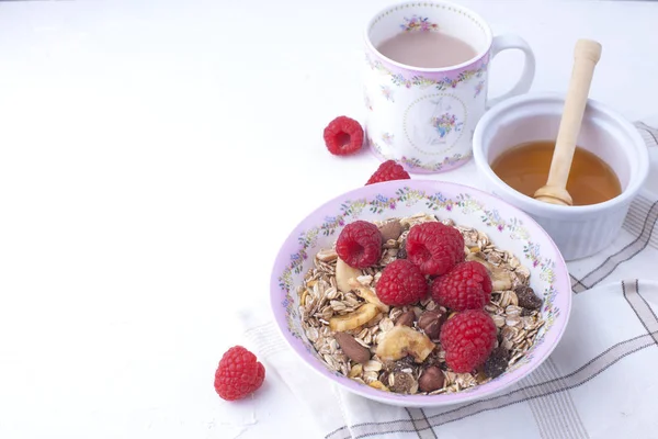 白い背景の上の美味しくヘルシーな朝食。良い朝のコーヒー、オートミール、ラズベリー、蜂蜜のお粥。テキスト、トップ ビューに空き. — ストック写真