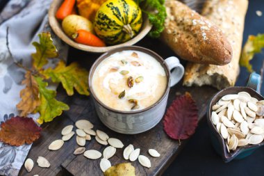 Kabak ve krem çorbası. Sonbahar yemek. Öğle yemeği için lezzetli yemekler