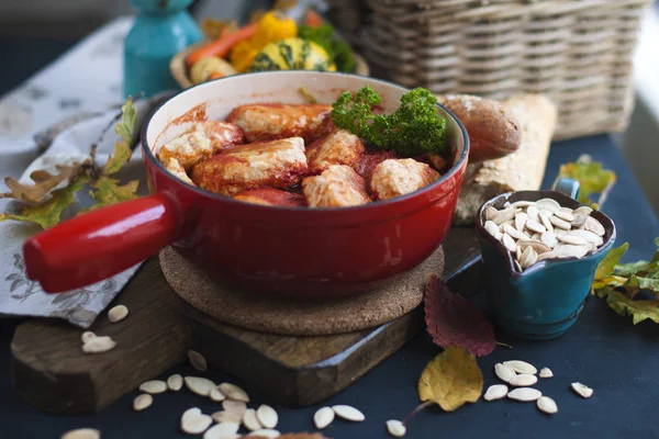 Gustose polpette di carne di manzo e maiale in salsa di pomodoro, pasto autunnale a casa. Copia spazio — Foto Stock