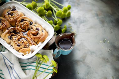 Cinnabon çikolata ile. Yemek pişirme, ev yapımı hamur işleri. Aile kahvaltılar. Metin için özgür yer. Üstten görünüm.