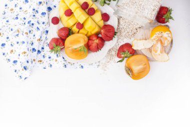 Farklı meyve beyaz bir arka plan, kayısı, mango ve çilek. Metin için özgür yer. Üstten görünüm.